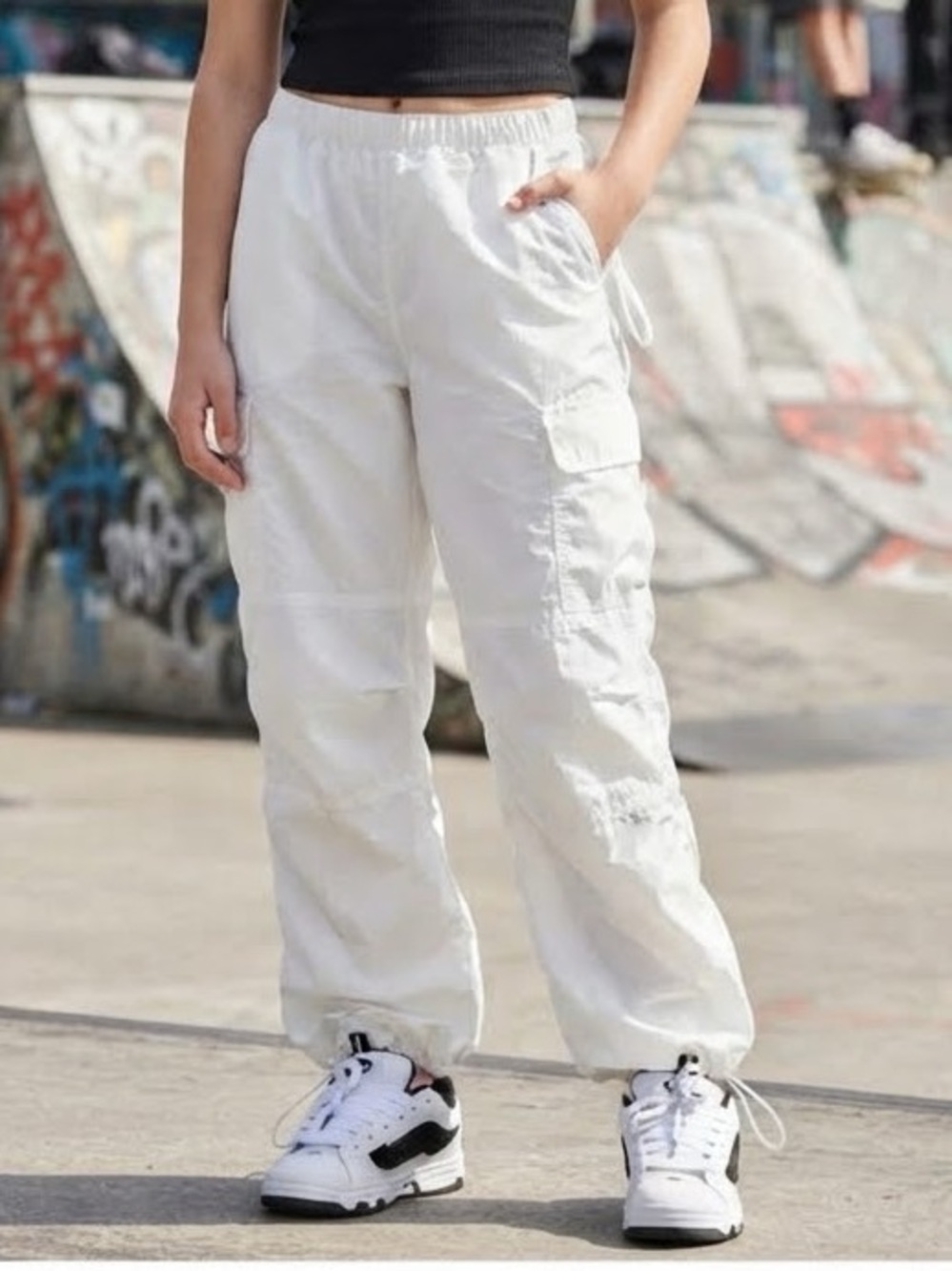 H&M cargo joggers elastic waist size small diagonal and side pockets taperd leg